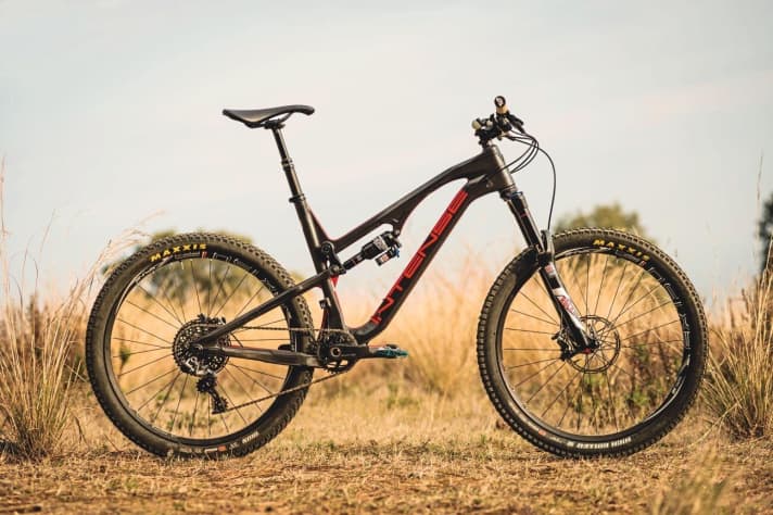 The new Intense Spider is a lightweight and playful carbon trail bike with adjustable suspension travel between 115 and 130 mm.