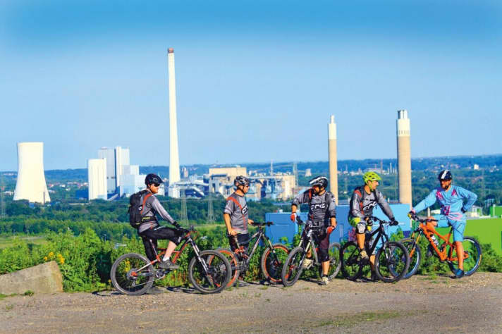   The freeriders from Herten rock their self-built downhill trails on the Hoppenbruch spoil tip after work. Industrial ambience included.