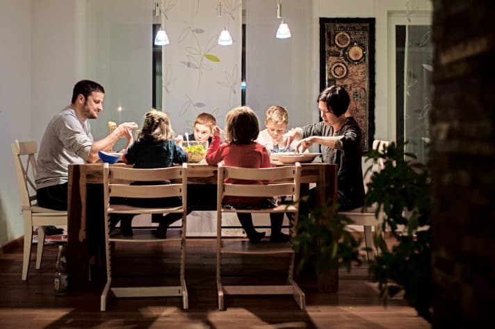   Familienbande: Familie Klausmann (und Freund vom Sohn) beim Essen.