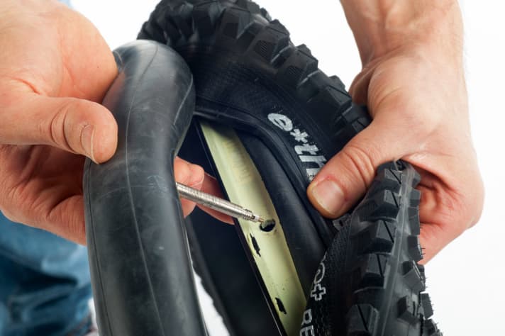 Start again at the valve and insert it into the valve hole of the rim first. To prevent the valve from slipping out again, you can also secure it with the knurled nut supplied. 