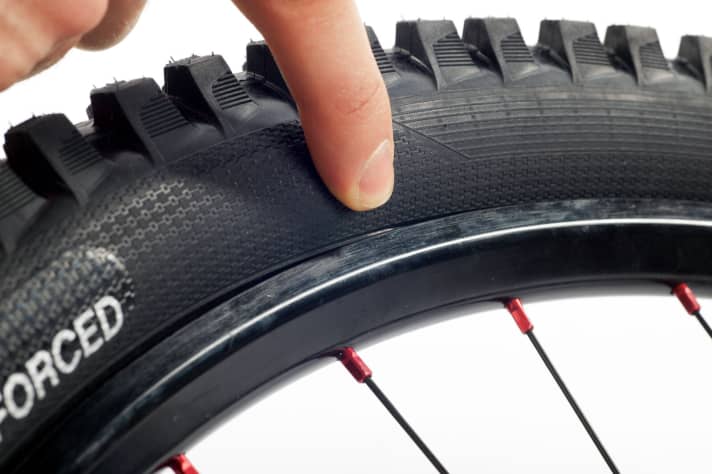 Damit sich der Reifen richtig ins Felgenhorn setzt und einwandfrei geradeläuft, müssen Sie ihn gegebenenfalls stärker aufpumpen.