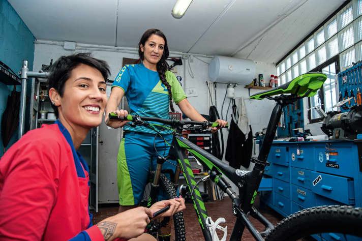   ALICE (links): Wir waren viel unterwegs in der Welt, von Australien bis London. Aber was unser Vater hier geschaffen hat, ist unsere Heimat – und der schönste und abwechslungsreichste Arbeitsplatz, den man sich wünschen kann. ARIANNA (rechts): Alice und ich, wir könnten gegensätzlicher nicht sein. Sie macht sich Gedanken über Buchhaltung und Finanzen und ich darüber, wie ich einen eigenen Jeep finanzieren könnte. Sie ist ein Ausdauertier, ich mag es bergab. Aber wir sind unzertrennlich, und für uns beide war immer klar, dass wir Massa Vecchia weiterführen wollen. 