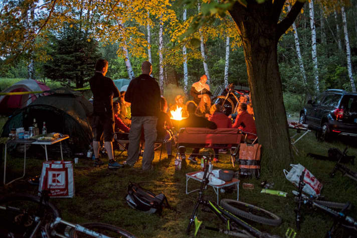   Im Trailcenter Pod Smrkem lodert das Lebensgefühl Biken auf voller Flamme. Wer will, stellt sein Zelt einfach neben der Bike-Station auf. 