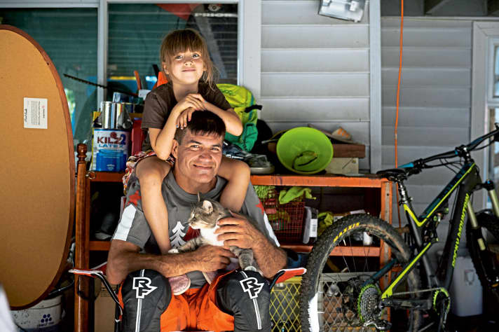   Familienmensch: Brett Tippie daheim in Vancouver mit Töchterlein Jessamy und Katze Mouse.