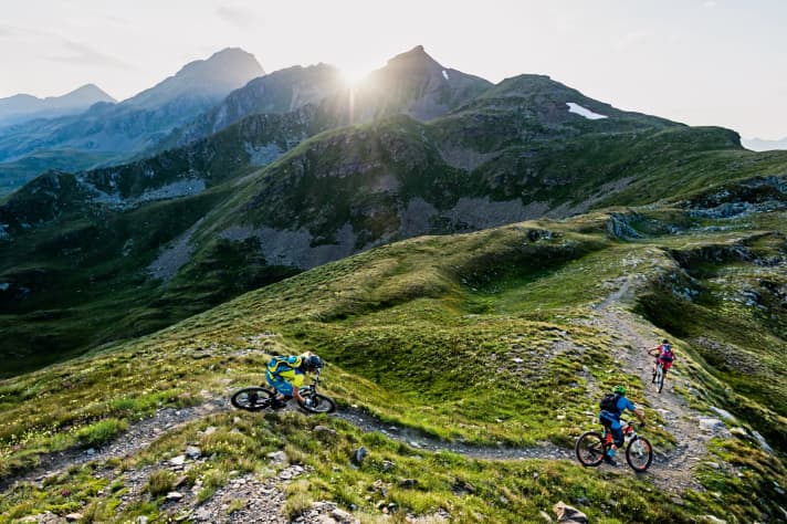  Auf dem Dach der Alpen läuft das so: Die Trails entlang der Gebirgskämme sind sensationell flowig. 