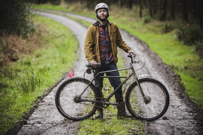   Andrew Denham: Der 34-jährige Familienvater gründete 2012 sein Unternehmen The Bicycle Academy via Crowdfunding – innerhalb von sechs Tagen hatte er 50000 Euro beisammen. In der Academy in Somerset lernt man, wie man ein komplettes Rad selbst baut. Andrew sieht es als Beitrag zur "Demokratisierung des Radfahrens". Andrew ist gelernter Maschinenbauer und fuhr früher Downhill-Rennen. Im ersten Hack-Wettkampf musste er sich vor Erschöpfung übergeben. Nicht weil der Slalom so hart war, sondern weil er 50 Stunden nicht geschlafen hatte.