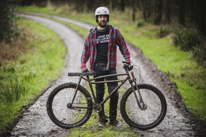   Tom Donhou: Kaum waren die Stützräder weg, nahm Tom (35) an seinem ersten BMX-Rennen teil. Später wurden es dann CC- und Downhill-Rennen auf nationaler Ebene. Tom studierte Produkt-Design und entwarf jahrelang Parfum-Flaschen und Spielzeuge. "Das war am Anfang spaßig. Aber schließlich und endlich waren es nur Wegwerfsachen." Also kündigte er, zog durch die Welt und gründete nach der Heimkehr die Custom-Schmiede Donhou Bicycles. Das Derby lieferte ihm den idealen Vorwand, endlich einen Mix aus Motocross und Klunker mit Twin Shock zu bauen. Wegen des knappen Budgets konzentrierte er sich komplett auf seine Gabel.