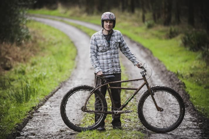   Adrian Bedford: Adrian stammt aus Dorset und hat lange Zeit Produkte für Dyson und das Militär entwickelt – bis er von der soliden Karrierefahrbahn abkam und Swarf Cycles gründete. "Ich bin schon als Kind mit einem alten Rennrad im Wald rumgefahren", sagt er. Der 38-Jährige wurde gleich im Auftaktjahr 2014 auf der Bespoked-Messe zum Best New Builder ernannt. Sein Hack-Bike-Klunker ist schön kurvig und schön billig.
