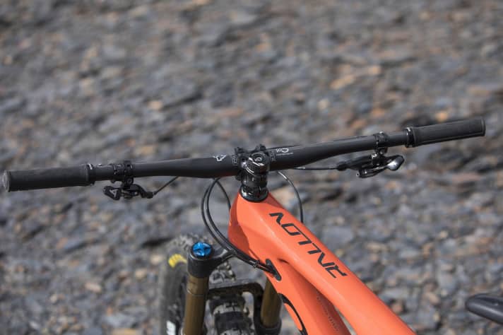   Ein breites, flaches Cockpit an einem modernen Enduro-MTB.