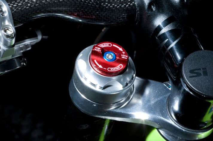   Die Gabel zum Bike: Die neue “Lefty Max Carbon 130 RLC” kommt mit neuer Lockout-Funktion. Mit Druck aufs Rebound-Verstellrad blockiert sie, der blaue Knopf entriegelt die Mechanik.