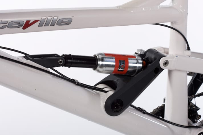   Stiff and variable: Together with the 65 mm thick down tube, the solid rocker provides enormous stiffness. Thanks to the adjustable mount, shock lengths of 222-240 millimetres are possible, with an adjustable steering angle.