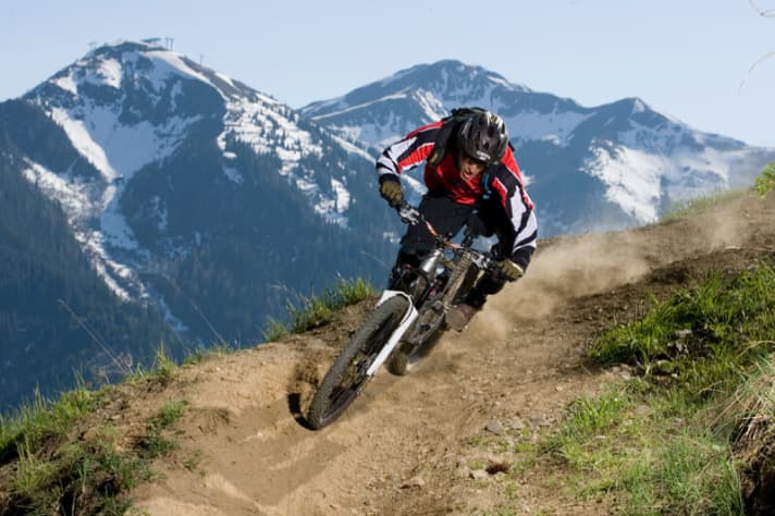   Flow trails with a dream panorama: Richie Schley on the Pro Line of the Saalbach bike park.