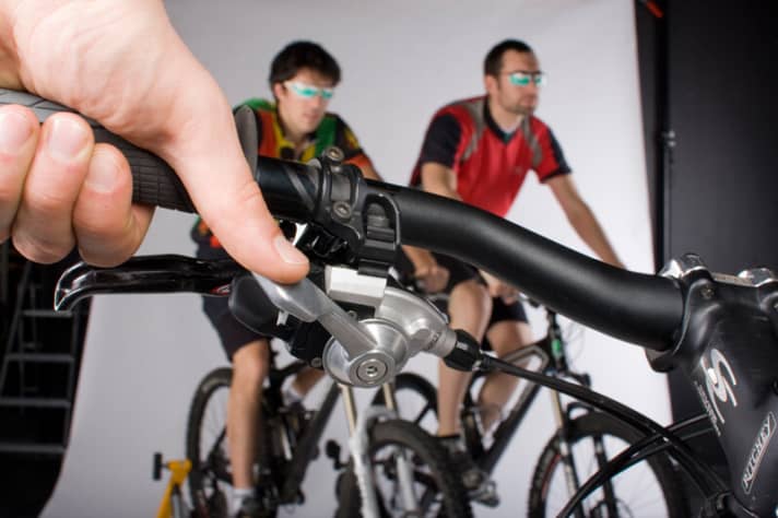   Don't see, just feel: In order to concentrate solely on the feel of the gearshift, we asked three test subjects to take part in a blind test.