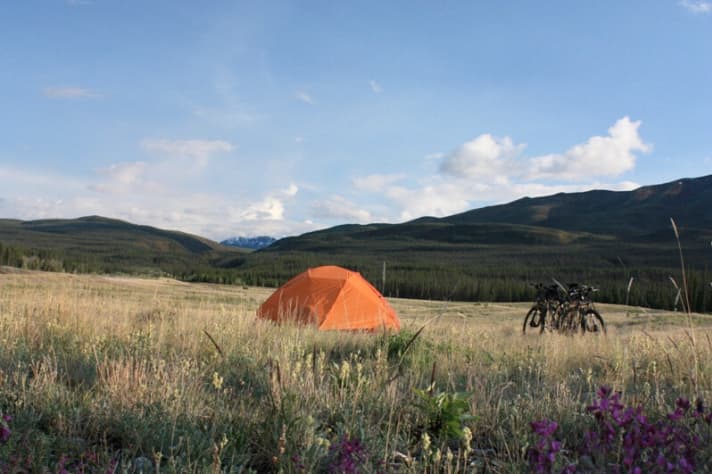   Stage 4: 300 kilometres free of people, it's easy to find a nice camp ground. The main thing is that the bear bell is always within reach