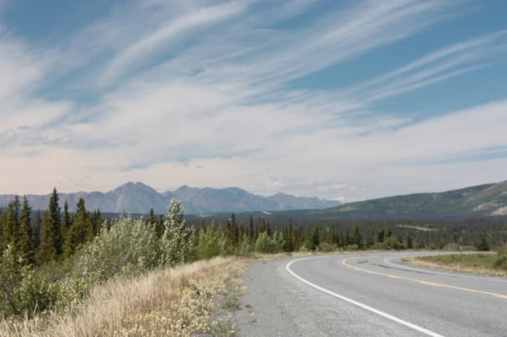   Etappe 4: Oben drüber oder drum herum? Im Yukon drohen Gebirge in der Ferne