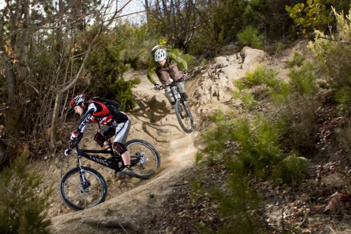   Smooth geometry and generous suspension travel turn rough trails into a motorway. The Hammerschmidt crank ensures that the chain stays where it belongs.