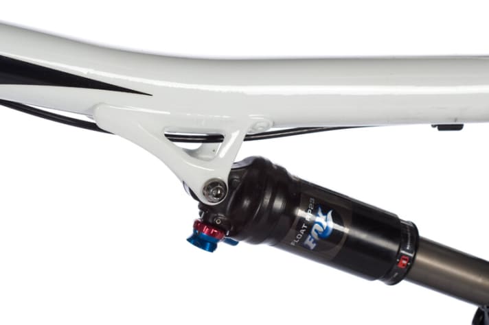   CARBON: Klebstoff und Nieten halten die Dämpferaufnahme.