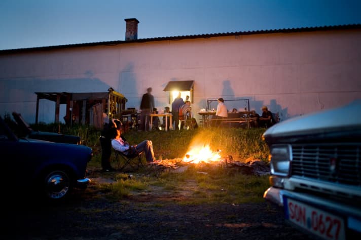   The Ostmobile's mercy seat: pre-glow for the Ossi party in front of the Trabi Club headquarters in Sonneberg, formerly the garage of the border troops.