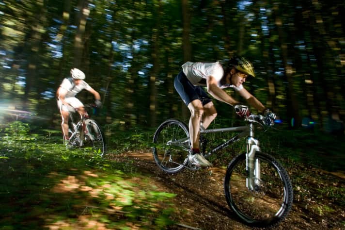   Vollgas bergauf – so lautet die Devise bei Marathon-Fullys. Doch anspruchsvolle Kurse verlangen auch nach sicherem Handling.