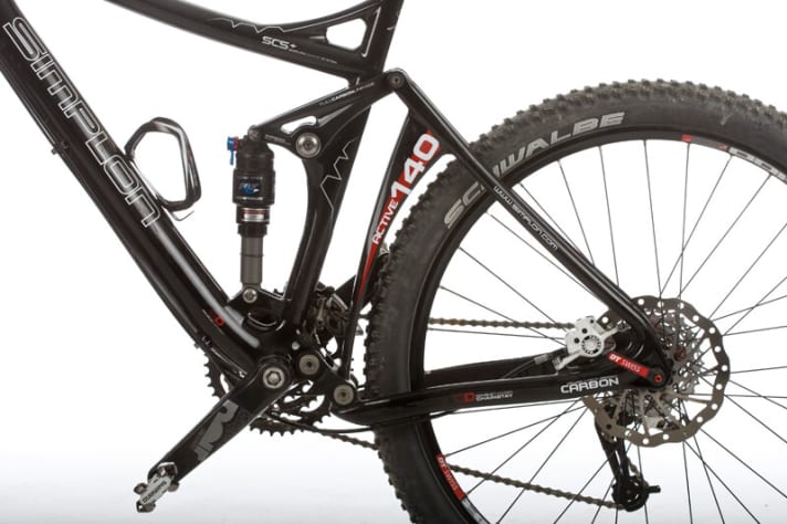   This is new: carbon rear triangle, 270 grams lighter and noticeably more drive-neutral. The frame stiffness has decreased slightly compared to 2009.