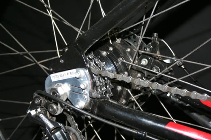 TranzX hub motor:The TranzX hub motor, as used by Haibike, can be installed in the front or rear wheel and also delivers 250 watts. With three preselectable power levels, the range is up to 100 kilometres. System weight: 9.4 kilos including motor, battery and electronics. The battery is ready for use again after four to six hours of charging.
