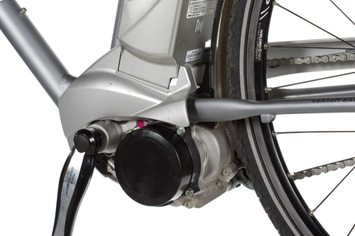 Panasonic Mittelmotor:Akku, 250-Watt-Motor mit Kurbel und Innenlager bilden eine Einheit. Daher erfordert das System einen speziellen Rahmen mit extralangen Kettenstreben (518 mm beim Focus Jarifa). Eine Umwerfer-Montage ist bei dem System mit optimal tiefer Schwerpunktlage nicht möglich. Verbaut bei Focus und Flyer.