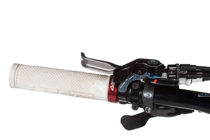   Der Twinloc-Hebel am Lenker regiert über das Fahrwerk. Gabel und Dämpfer lassen sich blockieren.