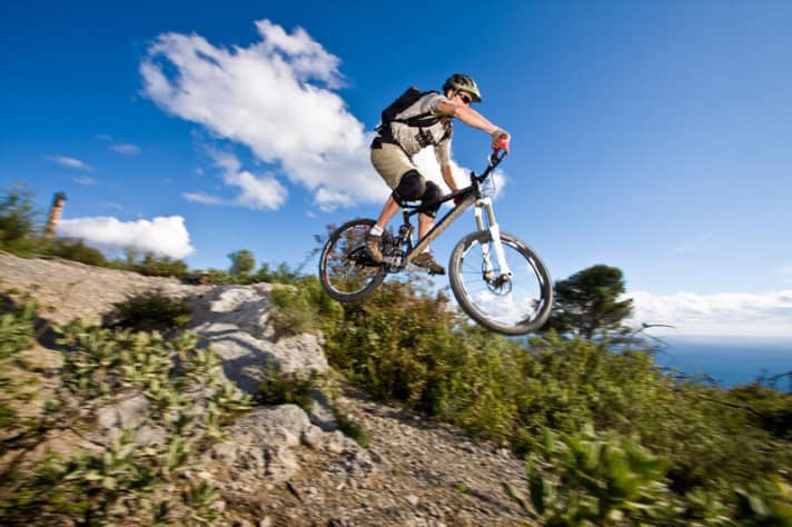   Selbst wenn er gleich die Landung verpatzt – die neuen Enduro-Gabeln helfen aus der Patsche.
