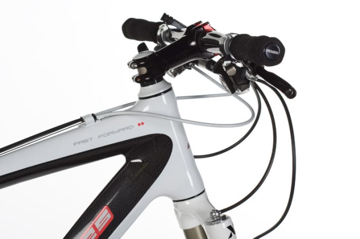   Steering centre: Thanks to the long head tube, the riding position is quite comfortable for a race hardtail. In series production, the cockpit will be optimised with a thinner end spacer and wider handlebars.