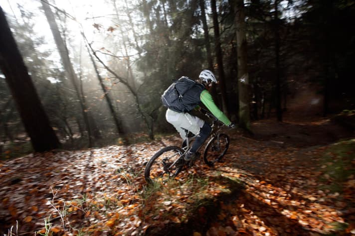   Absätze und Wurzeln sind auf den Abfahrten kurz vorm Karlstein gern mal mit Laub dekoriert. Dafür lauern keine Felsbrocken.