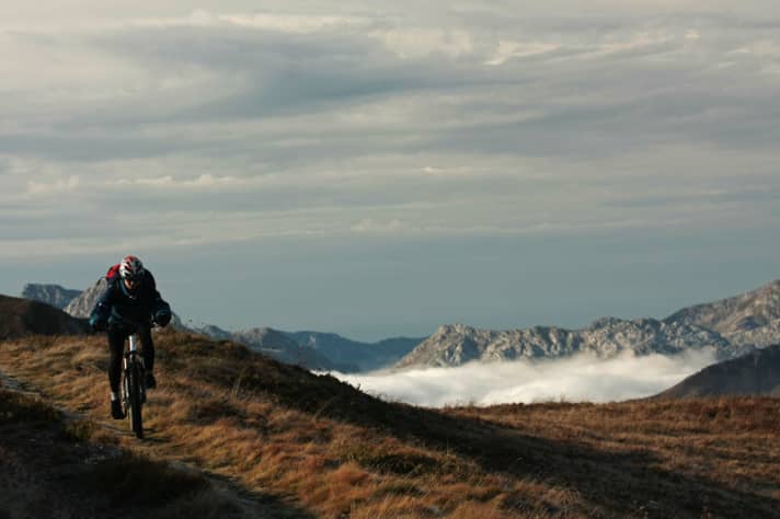   Montenegros Gipfel gehören zum Dinarischen Gebirge, das den Balkan überzieht. Ein Hochgebirge mit steilen, einsamen Canyons und Almwiesen.