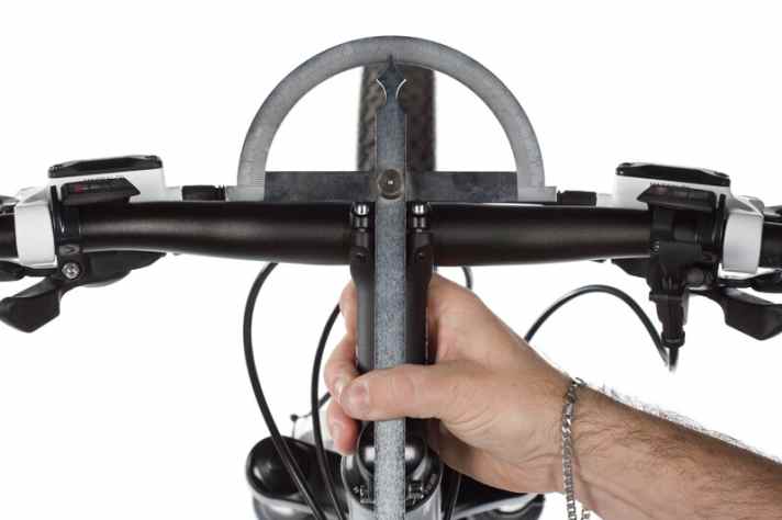   Corratec: deviation of the stem. The stem mount for the handlebars is not quite straight. This calls into question the quality of the in-house Zzyzx components.