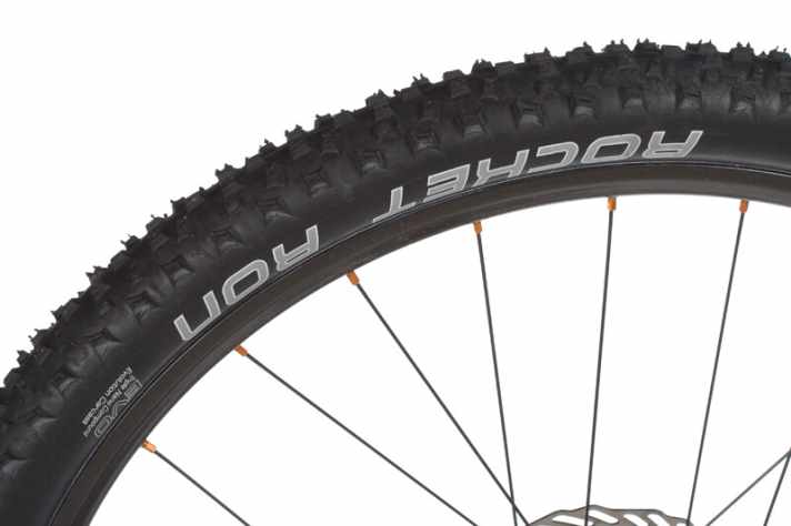   Reifenwahl: Der Rocket Ron ist ein superleichter, sehr guter Race-Reifen, hat aber im All-Mountain-Einsatz nichts verloren. Pannenanfällig!