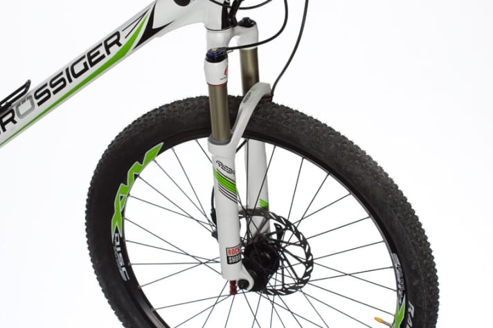   Rock Shox Reba SL: Die 100-Millimeter-Gabel gehört mit zu dem Besten, was man in der 1000-Euro-Klasse bekommen kann. Gleich achtmal wurde die 1650-Gramm-Gabel in der Testgruppe verbaut. Mit dem Poploc-Hebel ist die Gabel vom Lenker aus blockierbar.