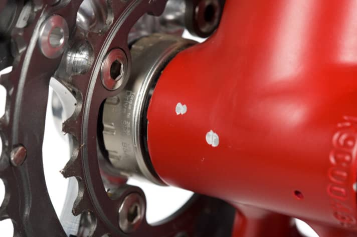   Dynamics: Hoffentlich nur ein Ausnahmefall: Die Lackqualität ließ an unserem Test-Bike sehr zu wünschen übrig. Bereits nach der ersten Testrunde mit üblichem Steinbeschuss durchs Vorderrad kam die Grundierung ans Tageslicht.