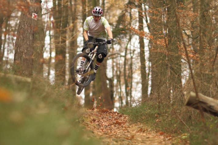   Glück abseits der Alpen: Julians Freudensprung am Hahnenkamm bei Frankfurt.