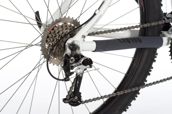   Rough: The Shimano Acera cassette on the Canyon has an extreme gear jump from 26 to 34 teeth, which is annoying off-road.