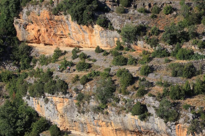   Hexerei im Barrio dera Honguera: Die Landschaft spiegelt sich, nur die Biker nicht...