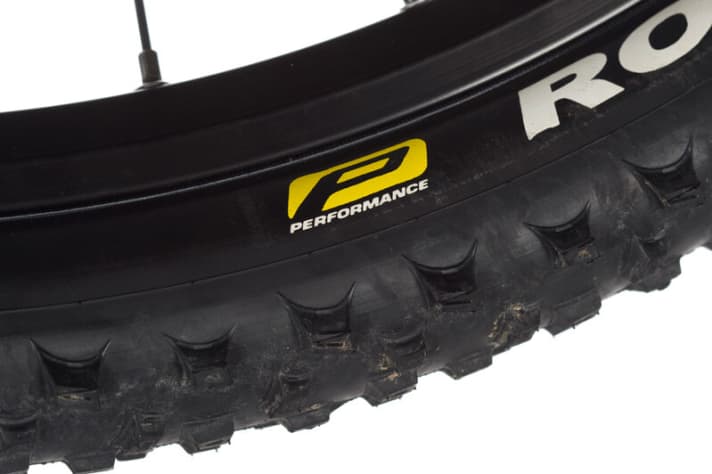   Einfach: Fuji spart bei den Reifen. Die gut 50 Gramm schwereren Performancereifen haben eine grobere Karkasse und keinen Triple-Compound.