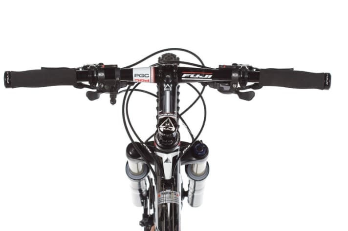   Gerade halten: Der schmale 600er Lenker hat fast keine Biegung. Das Griffgefühl leidet enorm. Einfach unergonomisch und wenig kontrolliert.