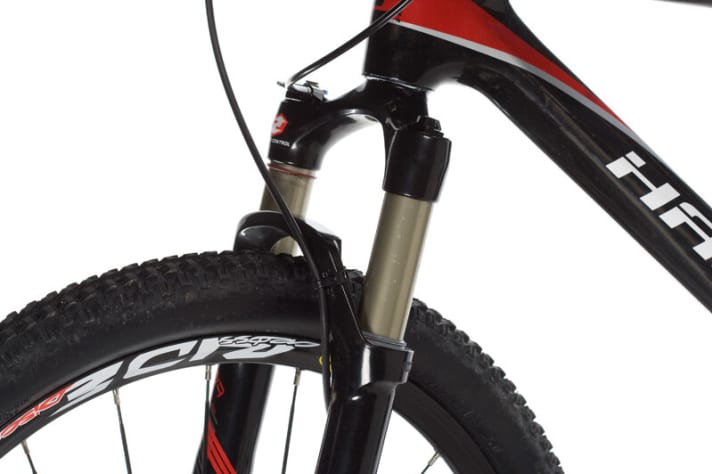   Lower the bike: Only the Haibike has a short 80-millimetre Rockshox fork. However, by changing the internal spacers, the suspension travel increases to 100.