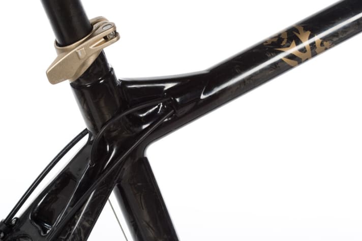   Inner beauty: All cables run cleanly inside the top tube. Even the brake line on the left side is hidden.