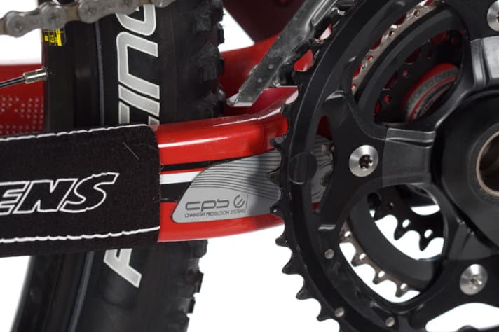   Alibi plate: By the time the aluminium plate, which is too small, can help with a chain jam, the chain has already bitten into the carbon strut from below.