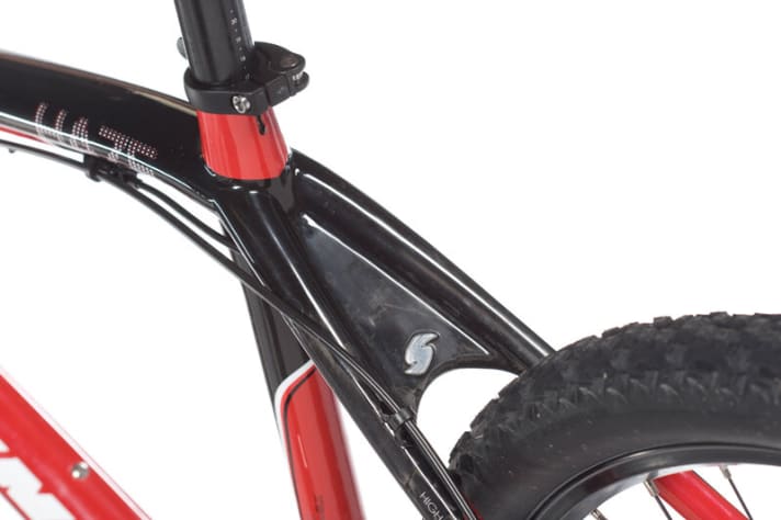  Full coverage: The closed carbon surface between the struts gives the Stevens a unique look, but also collects dirt.