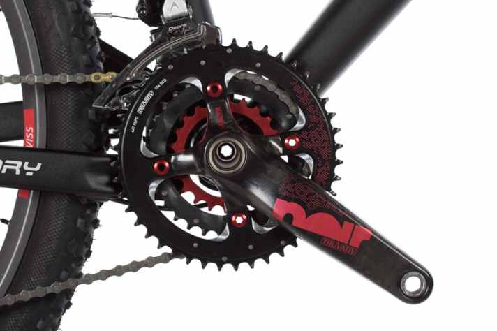   Die überdurchschnittlich wertige Ausstattung (Carbon-Kurbeln) verhilft dem Bike zum Testsieg.