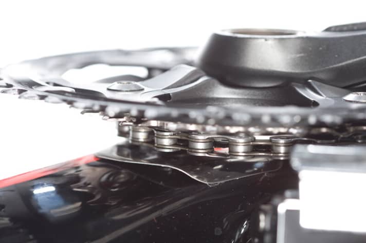   Schutzlos: Gut, mit allerlei metallblechen präpariert Cube den Rahmen gegen Angriffe der Kette. Die Bleche lösen sich aber schon im Neuzustand.