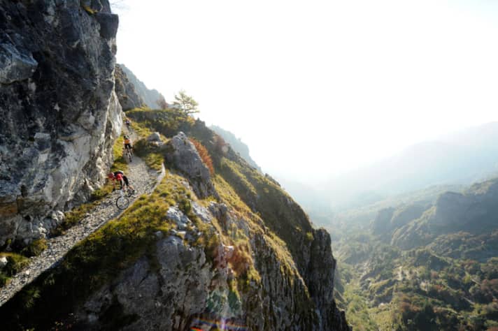   Der 153er führt ins Valle San Liberale – ohne Nebel sieht es aus wie ein riesiges Amphitheater.