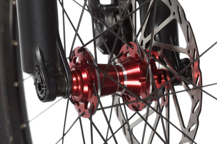   Fox-Gabel mit QR15-Steckachse und farblich zum Design passende Naben kassieren Lob.