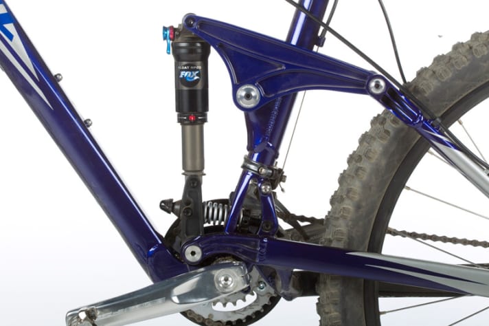   The Canadians rely on the unconventional Magic Link rear triangle. The suspension travel is automatically shortened when the chain is pulled.
