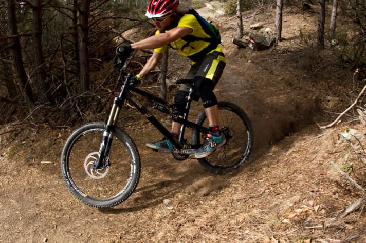   Full throttle through the bends: With their compact geometries and wide handlebars, enduro bikes are particularly fun on single trails.